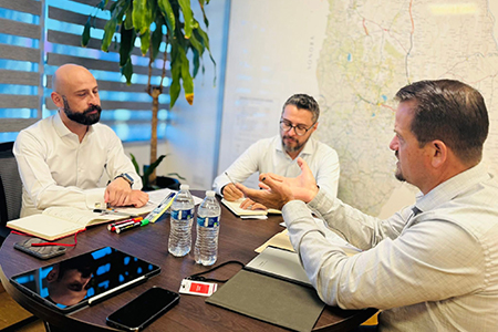 El alcalde de Galeana, Francis Leany, se reunió con el titular de la SICT para gestionar obras de mantenimiento y rehabilitación en la red carretera del municipio.