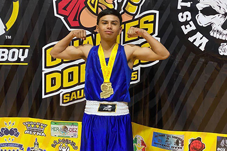 Daniel Loya, alumno de la UT Paquimé, se coronó campeón estatal de Clubes en el torneo Guantes Dorados en Saucillo, Chihuahua. Su esfuerzo y dedicación reflejan el orgullo universitario.