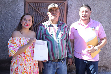 La presidenta municipal Edith Escárcega entregó apoyos económicos a familias de la Colonia Buena Fe, afectadas por el desbordamiento del río Casas Grandes.