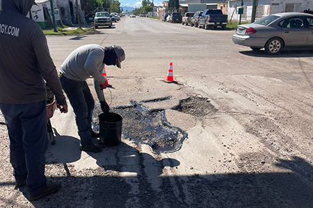 El Gobierno Municipal de Nuevo Casas Grandes avanza con el Programa Permanente de Bacheo, realizando trabajos en la Avenida 5 de Mayo y Plan Alemán para mejorar la movilidad y seguridad vial en la ciudad.