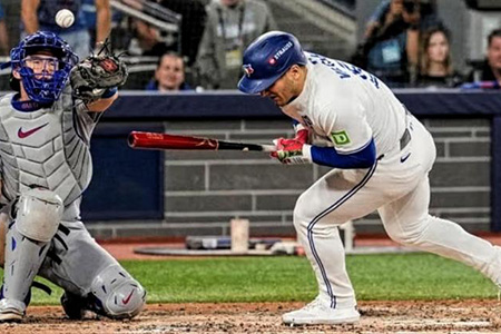 Los Blue Jays de Toronto iniciaron la Serie Mundial 2025 con una paliza a los Dodgers de Los Ángeles, destacando el mexicano Alejandro Kirk con jonrón y tres hits.