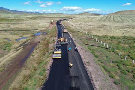 El tramo chihuahuense de la carretera Bavispe–Nuevo Casas Grandes alcanza 50% de avance. La SICT federal informó que la obra prioritaria conecta Sonora y Chihuahua, con inversión de 1,859 mdp y 181 km de longitud total.
