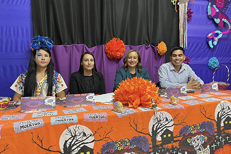 La alcaldesa Edith Escárcega encabezó el concurso de calaveritas en la Biblioteca Municipal Eduardo Contreras, promoviendo la lectura y la cultura.