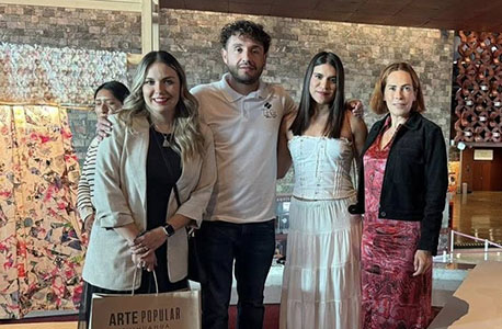 Las ceramistas chihuahuenses Paula Gallegos y Tati Ortiz de Mata Ortiz destacaron en Design Week México 2025 con una obra exhibida en el Museo Nacional de Antropología.