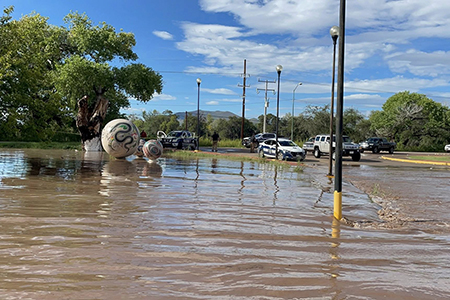 El Gobierno de Nuevo Casas Grandes cerró los puentes Casas Grandes y San José por la crecida del río. También suspendieron clases en tres escuelas y evacuaron familias de comunidades cercanas como medida preventiva ante el incremento del caudal.