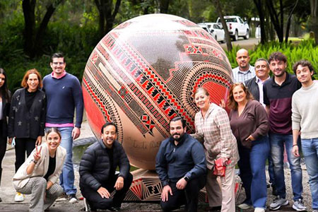 Las Esferas Monumentales de Mata Ortiz se exhiben en Chapultepec como parte del Design Week México 2025, homenajeando la tradición alfarera de Chihuahua.