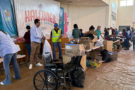 El DIF Municipal de Casas Grandes y el Club Rotario entregaron apoyos a 175 personas entre adultos mayores, madres solteras y personas con discapacidad en el Gimnasio Francisco de Ibarra.