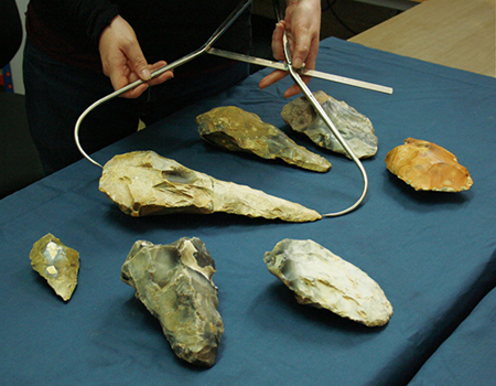 Arqueólogos en Kent hallaron miles de herramientas de piedra en un sumidero sellado por sedimentos. El conjunto incluye hachas de mano gigantes del Paleolítico Inferior y aporta evidencia de ocupación humana durante fases glaciales en el Pleistoceno Medio.