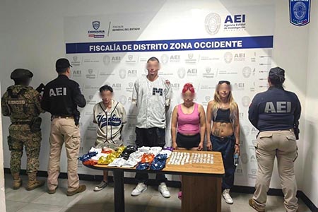 Autoridades realizaron un cateo en la colonia Reforma de Chihuahua, donde detuvieron a cuatro personas y aseguraron cocaína, marihuana y dinero en efectivo. El operativo estuvo a cargo de la AEI en coordinación con Sedena.