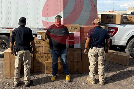 La AEI aseguró un tráiler con mercancía ilícita en Puerto Palomas, Ascensión. Un hombre fue detenido por presunto contrabando agravado.