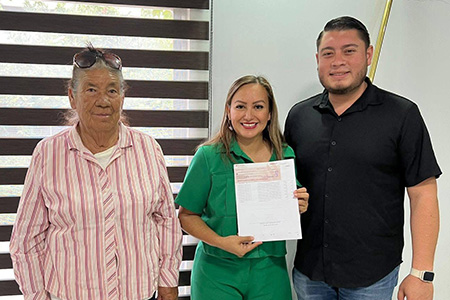 La presidenta Edith Escárcega entregó apoyo económico a una familia de la colonia Buena Fe, afectada por el desbordamiento del río Casas Grandes.