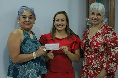 La alcaldesa Edith Escárcega entregó apoyo económico al Comité de Jubilados y Pensionados de la Sección 42 del SNTE para el festejo regional en la Región Paquimé, que reunirá a cerca de 350 integrantes en Nuevo Casas Grandes.