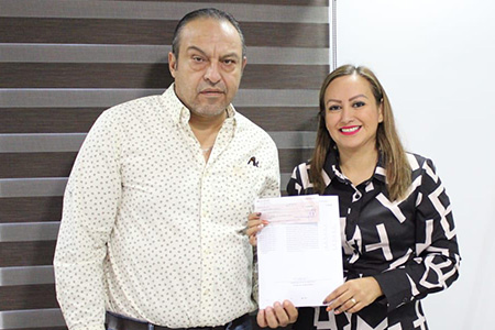La presidenta Edith Escárcega entregó apoyo económico a la Secundaria Las Américas para remodelar el acceso principal del plantel.