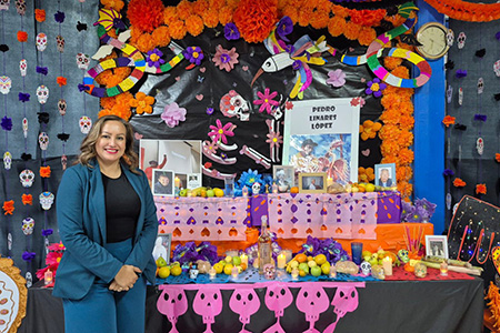 La alcaldesa Edith Escárcega encabezó el evento “El Mictlán en Nuestros Corazones”, un homenaje al Día de Muertos lleno de arte, tradición y cultura en la Biblioteca Municipal.