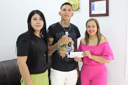La presidenta Edith Escárcega entregó apoyo económico al boxeador Luis Bojórquez, quien representará a Nuevo Casas Grandes en el campeonato PXM en Hermosillo, Sonora.