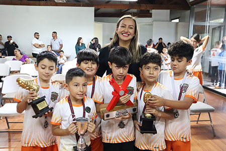 La alcaldesa Edith Escárcega encabezó la premiación de la Academia Bravos de Morelos tras su gran actuación en la Copa Bravos de Ciudad Juárez. Hubo trofeos por goleo y reconocimientos a jugadores destacados, con respaldo del Gobierno Municipal de Nuevo Casas Grandes.