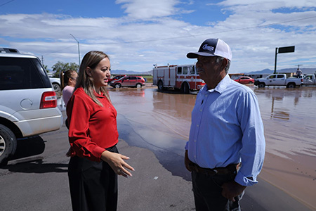La presidenta municipal Edith Escárcega recorrió comunidades afectadas por la creciente del río Casas Grandes, supervisando daños y coordinando acciones con Protección Civil y Bomberos