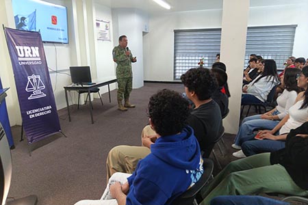 La SEDENA, mediante el 35/o Batallón, impartió pláticas en la URN para prevenir adicciones entre jóvenes, destacando los efectos nocivos de las drogas y las consecuencias legales y sociales de su consumo.