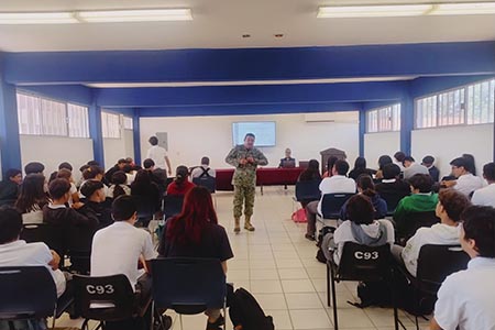 El Ejército Mexicano impartió pláticas de prevención de adicciones en el CETIS 93, en coordinación con Coparmex, para sensibilizar a jóvenes sobre riesgos de las drogas.