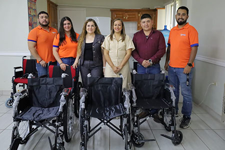 La alcaldesa Edith Escárcega encabezó la entrega de sillas de ruedas donadas por una empresa local, beneficiando a personas vulnerables y al Asilo “Amigo Omar” en Nuevo Casas Grandes.