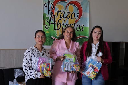 La presidenta Edith Escárcega entregó 15 kits escolares a niñas y niños del Albergue Brazos Abiertos en Nuevo Casas Grandes, reforzando su compromiso con la educación.