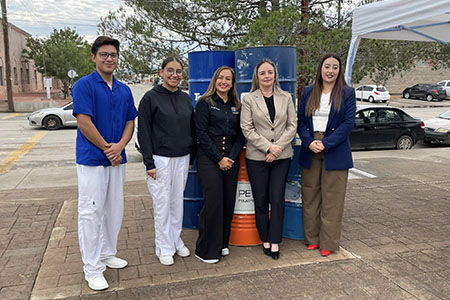 La alcaldesa Edith Escárcega entregó tambos de basura a escuelas de Nuevo Casas Grandes para fomentar la limpieza y el cuidado ambiental.