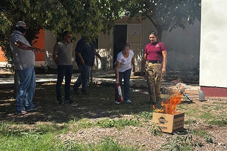 Protección Civil de Nuevo Casas Grandes capacitó a personal de la primaria “Miguel Hidalgo” en Sección Hidalgo para fortalecer la seguridad escolar.