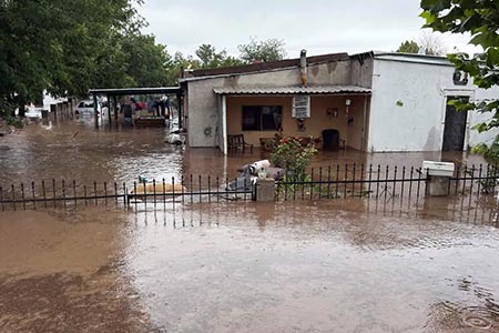Familias de Casas Grandes denuncian abandono tras las inundaciones provocadas por el huracán Raymond, pese al operativo de limpieza realizado por autoridades.