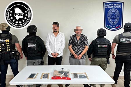 Policías de Investigación capturaron en Juárez a dos presuntos extorsionadores con un arma, droga, celulares y una placa falsa de la Policía Judicial Federal.