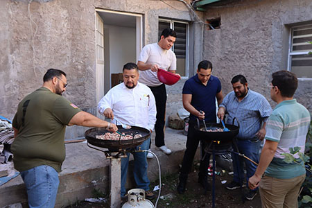 Funcionarios y empleados del Ayuntamiento de Nuevo Casas Grandes prepararon y entregaron alimentos a brigadistas de Obras Públicas, Protección Civil y Bomberos, en agradecimiento por su trabajo tras el desbordamiento del Río Casas Grandes y las labores de rescate y limpieza.