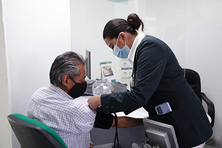 El IMSS promueve hábitos saludables y estrategias integrales para prevenir la osteoporosis, enfermedad que debilita los huesos. Recomienda actividad física, buena alimentación y chequeos médicos regulares para evitar fracturas.