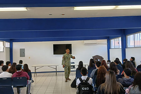 El Ejército Mexicano impartió pláticas en el CETis 93 para prevenir adicciones entre estudiantes, promoviendo valores, disciplina y responsabilidad social en coordinación con COPARMEX.
