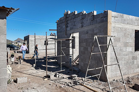 El alcalde Joel Loya Márquez inició en Janos la construcción de cuartos dormitorio y baños para familias vulnerables, en coordinación con el Gobierno del Estado.