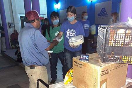 Jóvenes de la Generación 6 del programa DESAFÍO realizan servicio comunitario en NCG, apoyando a asilos, albergues, bomberos, biblioteca y parques.