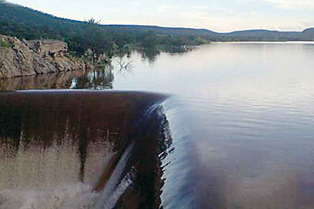 La presa El Tintero encabeza el almacenamiento de agua en Chihuahua, siendo vital para el sector agrícola y la seguridad hídrica del estado.