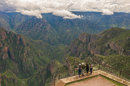 De acuerdo con ScribNews, los Pueblos Mágicos más encantadores de Chihuahua son Guachochi, Creel, Casas Grandes y Batopilas, destinos ideales para el turismo cultural y de naturaleza.