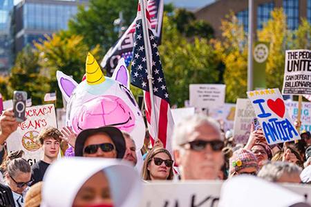 Millones marcharon en EE. UU. bajo el lema “No Kings” para rechazar el autoritarismo de Trump y defender la democracia.