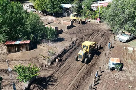 La gobernadora Maru Campos informó que se rehabilitan caminos en Casas Grandes tras las recientes inundaciones, con apoyo de varias dependencias estatales.