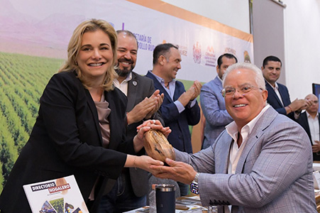 La gobernadora Maru Campos encabezó la entrega del mérito nogalero en honor a Víctor Cruz Russek, destacando el liderazgo de Chihuahua como principal productor de nuez pecanera.