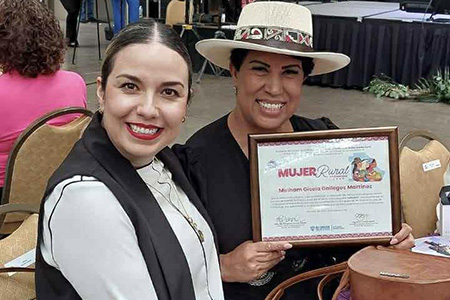 La artista ceramista Miriam Gallegos, de Juan Mata Ortiz, fue reconocida como Mujer Rural Destacada 2025 por su talento, trayectoria e innovación en la alfarería chihuahuense.