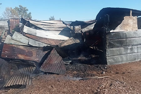 Una mujer con presuntos trastornos mentales provocó varios incendios en Sección Hidalgo, afectando viviendas, un vehículo y causando la muerte de animales.