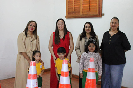 El Gobierno Municipal de Nuevo Casas Grandes entregó conos de seguridad a 30 escuelas de nivel básico, con el fin de mejorar la movilidad y reforzar la seguridad vial en accesos escolares.