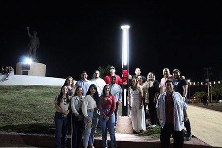 La presidenta municipal Edith Escárcega inauguró el nuevo sistema de alumbrado de la Macroplaza en Nuevo Casas Grandes. Con modernas luminarias tipo bolardo, el espacio ahora ofrece mayor seguridad, funcionalidad y una mejor imagen urbana para las familias.
