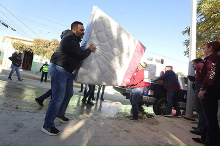El alcalde Cruz Pérez Cuéllar inició la entrega de apoyos a 1,400 familias afectadas por lluvias en Ciudad Juárez, con inversión de 40 millones de pesos.