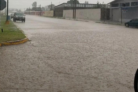 La CEPC pronostica lluvias aisladas y rachas de viento de hasta 45 km/h para varias regiones de Chihuahua este lunes 6 de octubre. Se recomienda precaución ante posibles tolvaneras y actividad eléctrica.