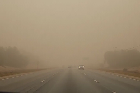 La CEPC advirtió sobre la posibilidad de tolvaneras en tramos carreteros de Chihuahua debido a vientos de hasta 55 km/h. Se recomienda extremar precauciones al conducir y mantenerse informado ante el pronóstico de lluvias y actividad eléctrica.