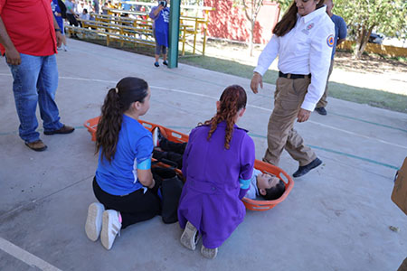 Protección Civil y Bomberos de Nuevo Casas Grandes realizaron un simulacro de incendio en la Escuela Primaria Miguel Hidalgo, en Sección Hidalgo.