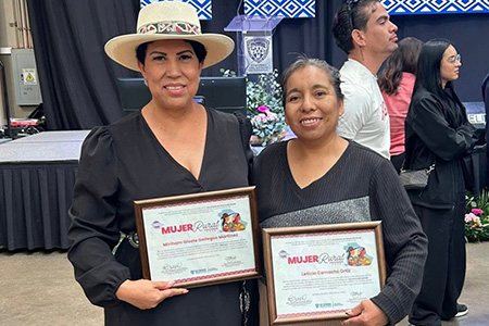 Miriam Gallegos y Leticia Camacho fueron las ganadoras del reconocimiento Mujer Rural Destacada 2025 por su destacada labor artesanal en Casas Grandes, Chihuahua.