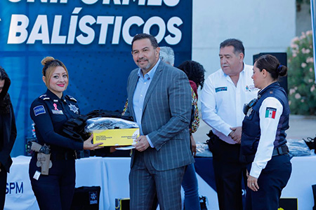 El alcalde Cruz Pérez Cuéllar entregó equipo y uniformes a elementos de la SSPM, fortaleciendo la seguridad y el trabajo operativo en Juárez.