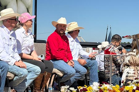 El alcalde Roberto Lucero Galaz participó en la inauguración de la Agro Feria de Colonia El Valle 2025 en Buenaventura, donde refrendó su apoyo a productores locales.